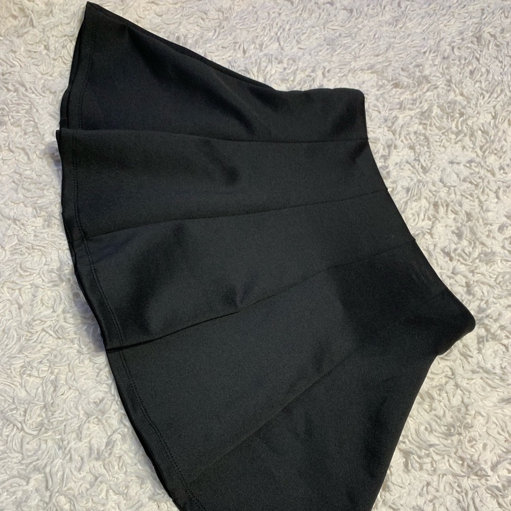 🌸 Forever 21 Black stretch skirt . Size M
